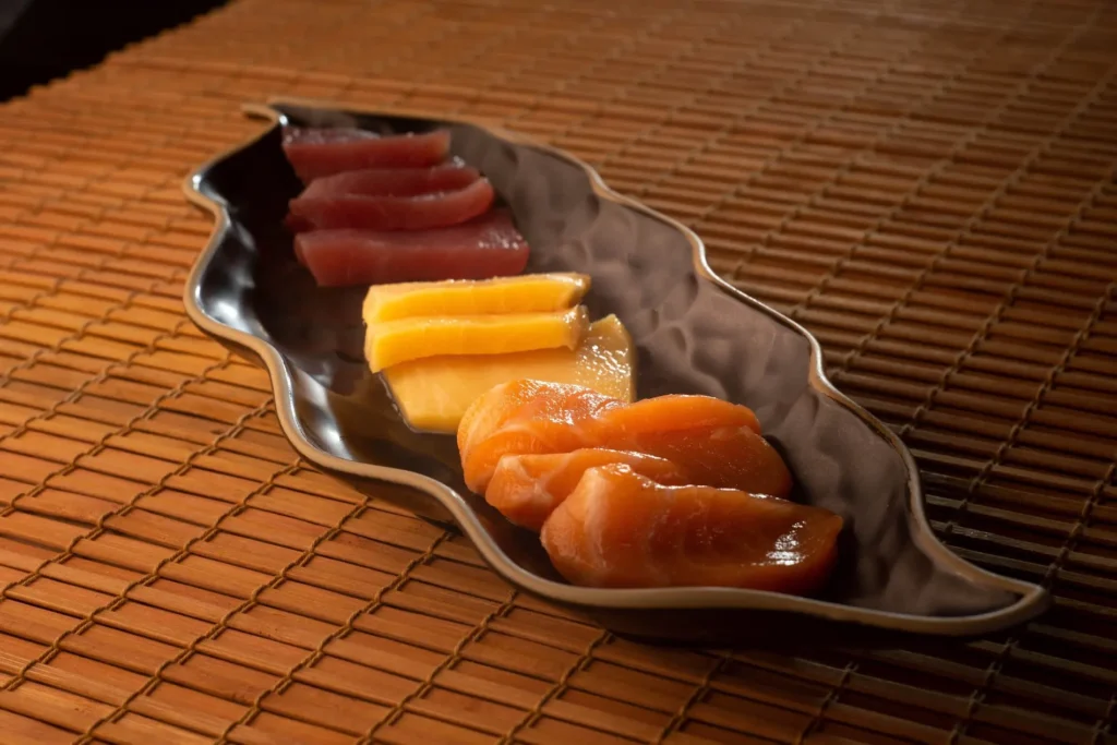 sashimi mixto de atun pez mantequilla y salmon