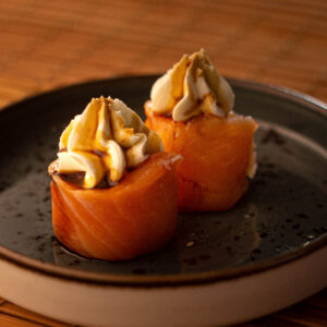 GUNKAN DE SALMÓN Y QUESO CREMA (6UDS)